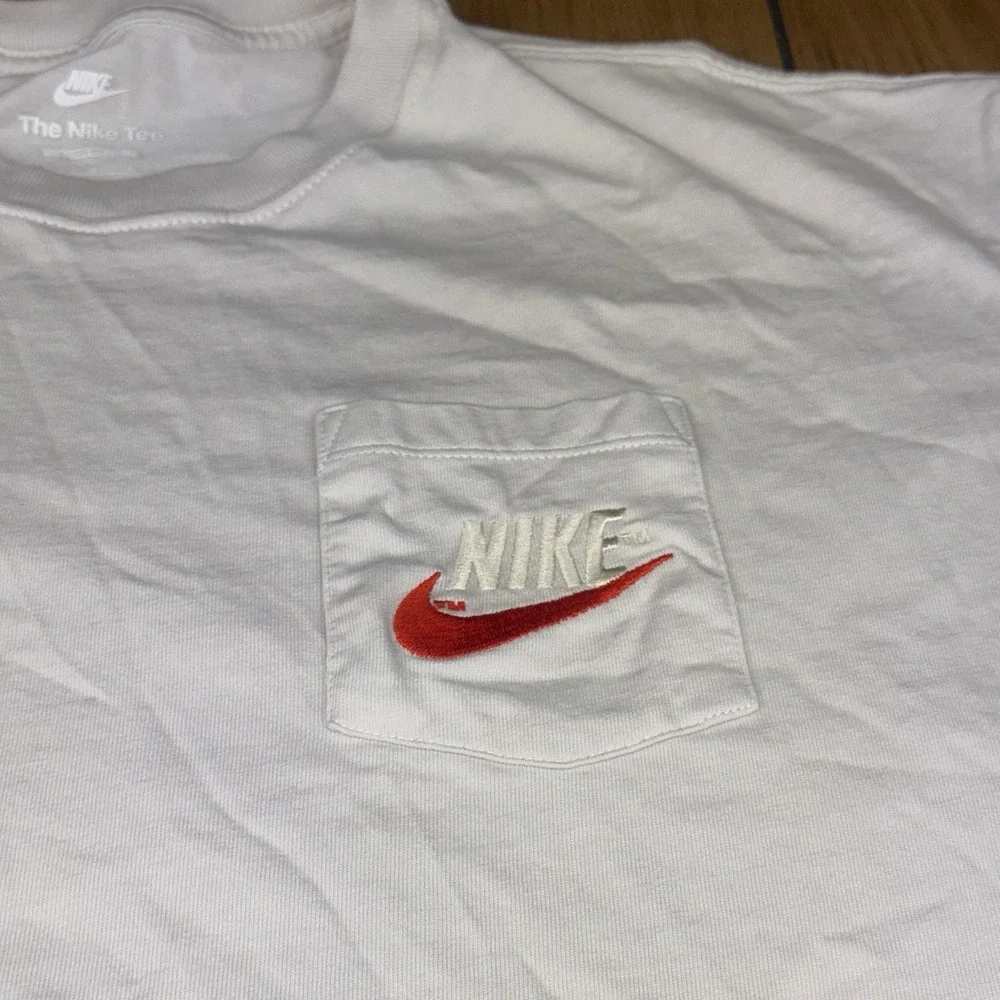 NIKE Trend Max 90 T‎ shirt Chest Pocket Logo Short Sleeve XL Beige